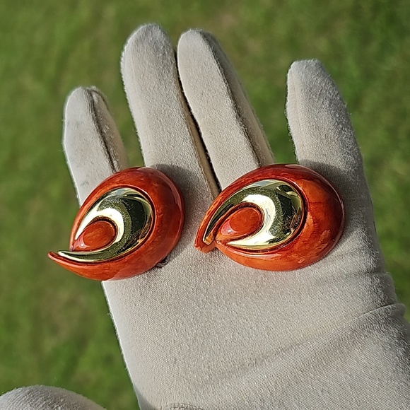 VTG Clip-on Earrings - Picture 6 of 13